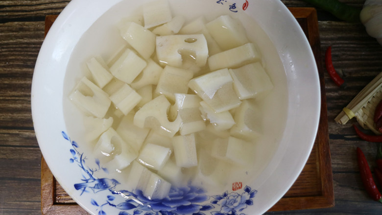 清脆爽口的之清炒藕丁,将鲜莲<a style='color:red;display:inline-block;' href='/shicai/ 2662'>藕</a>切丁,装入碗中侵泡在水里。