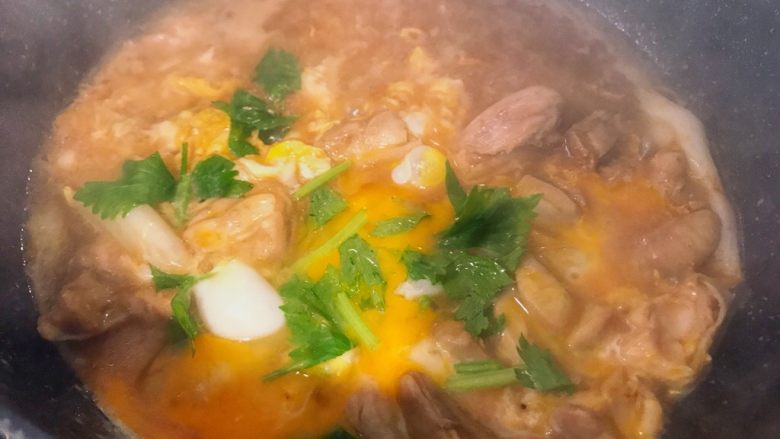 滑蛋鸡肉饭,鸡肉煮透后将鸡蛋由内而为慢慢倒入锅中,撒上三叶芹的叶子,小火,盖上盖子数🔟个数就可以关火啦,闷一小会