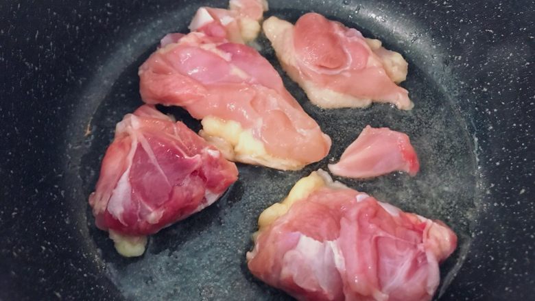 滑蛋鸡肉饭,把<a style='color:red;display:inline-block;' href='/shicai/ 9601'>鸡腿肉</a>切开去骨🔪去掉多余的油脂和筋
(原方子中是将鸡肉直接去骨然后去油脂及筋,不切块,这里我根据实际情况微微调整了一下)