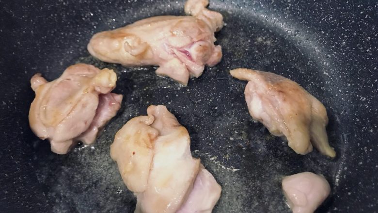 滑蛋鸡肉饭,鸡皮微微发黄之后翻过来,鸡肉也要煎一下,不需要完全熟透🔥