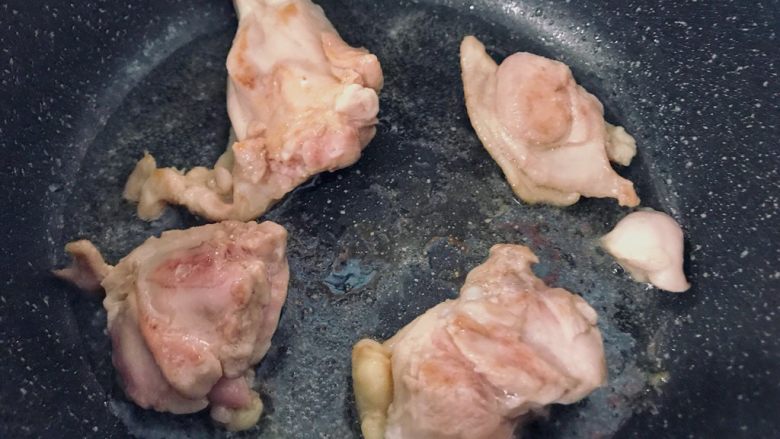 滑蛋鸡肉饭,把鸡肉放在锅中煎一下,先煎鸡皮这面,中火,会有油要小心烫到⚠️