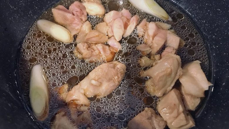 滑蛋鸡肉饭,煎鸡肉的锅中倒入日式高汤,两勺酱油,四勺料酒,再放入切段的<a style='color:red;display:inline-block;' href='/shicai/ 138'>大葱</a>,中火