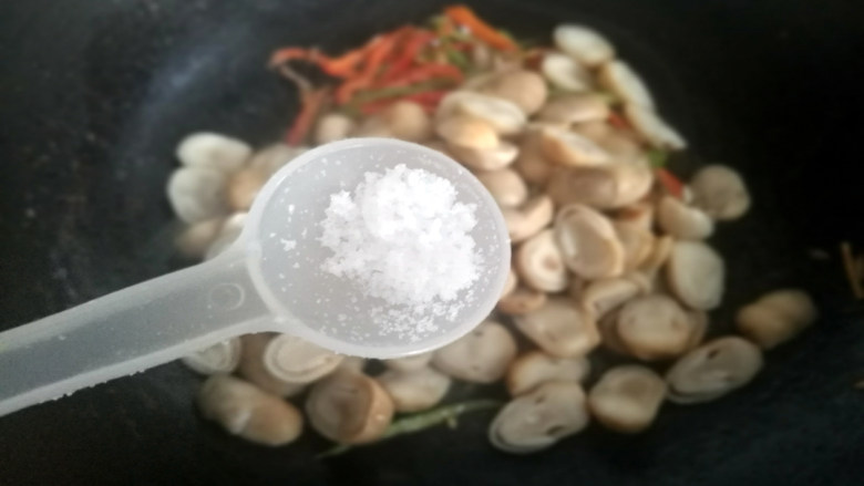 草菇炒肉丝,调入适量盐,翻炒均匀