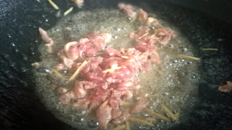 草菇炒肉丝,热锅,热火,下猪肉