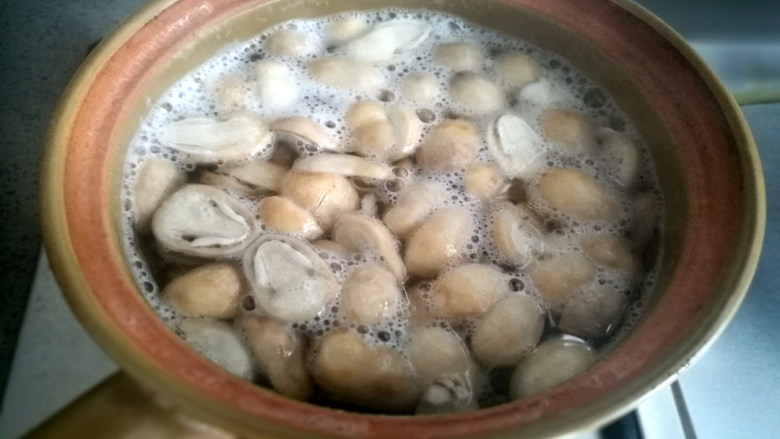 草菇炒肉丝,待水再次烧开捞起,这一步是为了去味和去草酸
