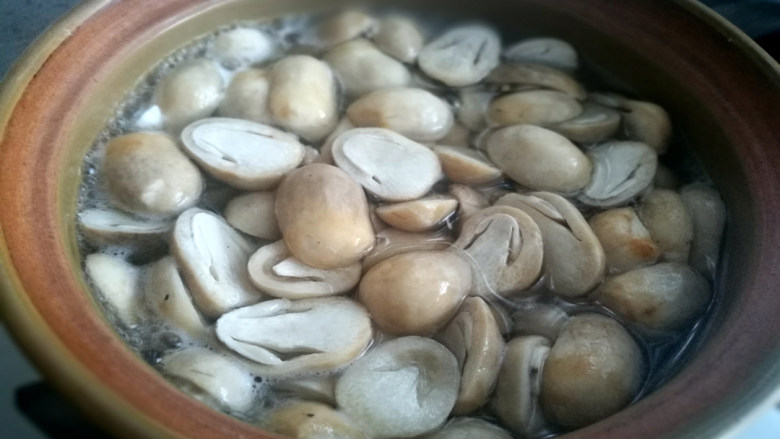 草菇炒肉丝,水烧开,倒入草菇过水