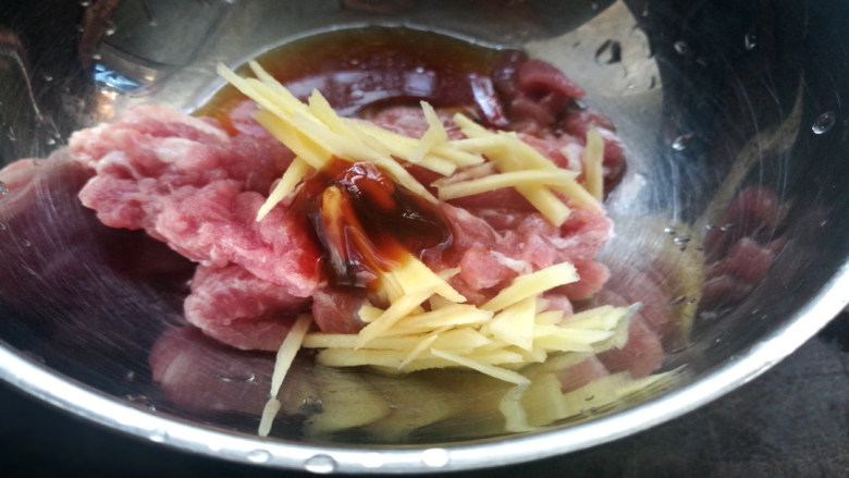 草菇炒肉丝,与猪肉丝混合,并调入<a style='color:red;display:inline-block;' href='/shicai/ 718'>料酒</a>、耗油