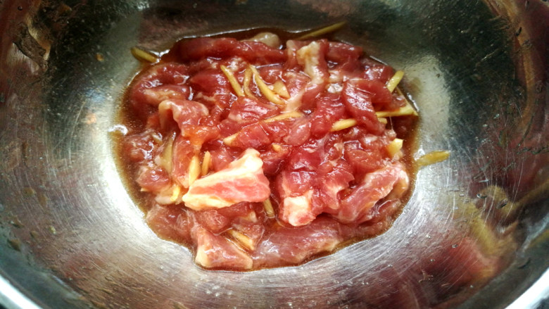 草菇炒肉丝,拌均匀,腌制15分钟
