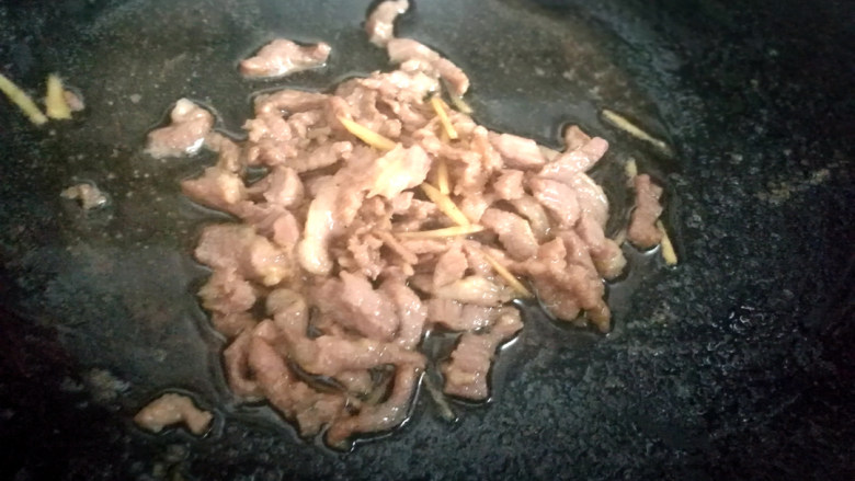 草菇炒肉丝,快炒,翻炒几下变色后