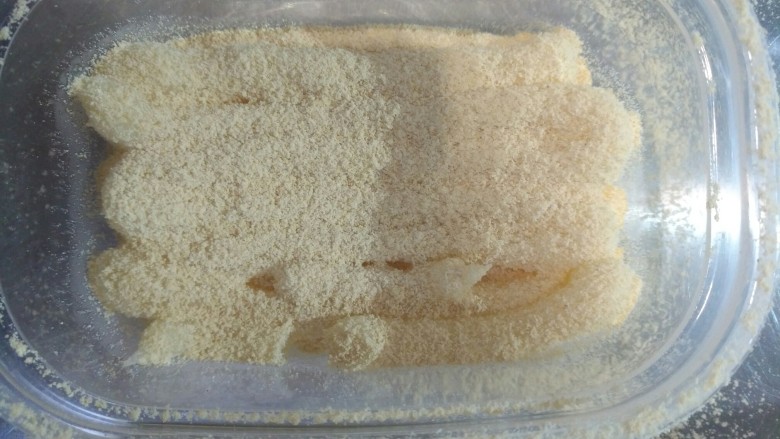 豆乳盒子,撒上一层<a style='color:red;display:inline-block;' href='/shicai/ 138407'>熟黄豆粉</a>,然后再放一片蛋糕胚重复之前的步骤即可