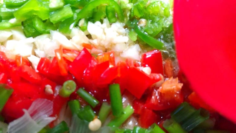 花样金针菇,把烧热的油浇到金针菇上面即可
