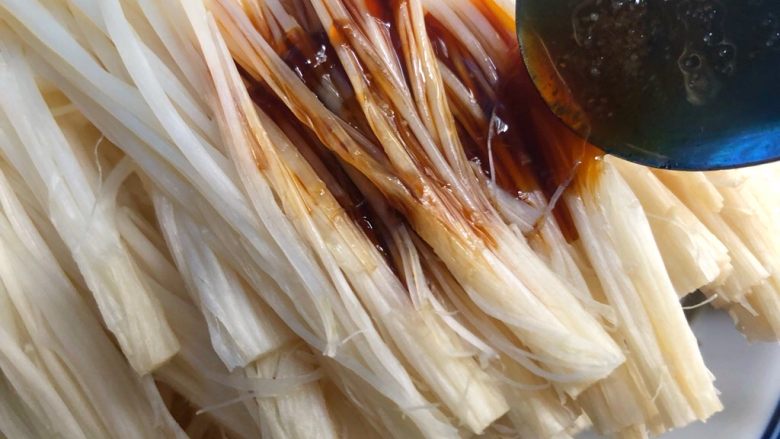 花样金针菇,用勺子浇上酱汁