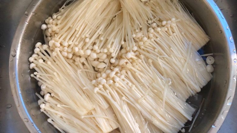 花样金针菇,掰成小朵,放入盆里,放入一勺盐浸泡20分钟
