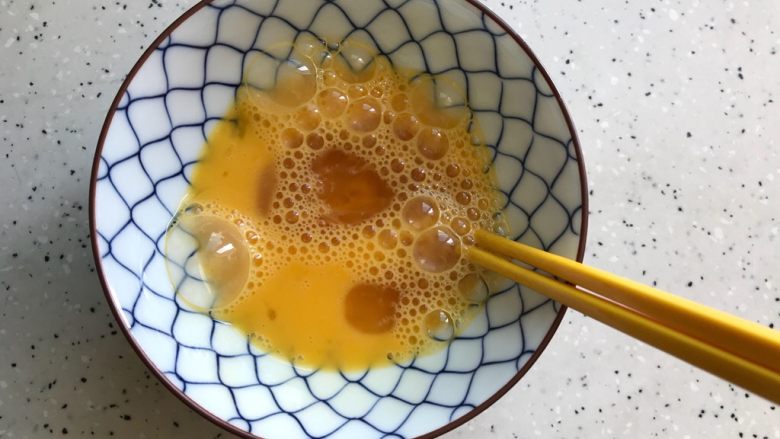 辣德鲜青瓜蛋炒饭,鸡蛋内加少许料酒,打散,备用