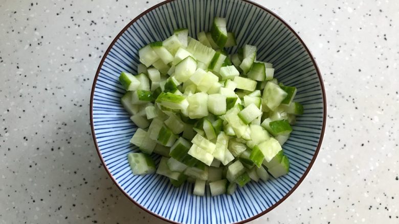 辣德鲜青瓜蛋炒饭,切成小丁