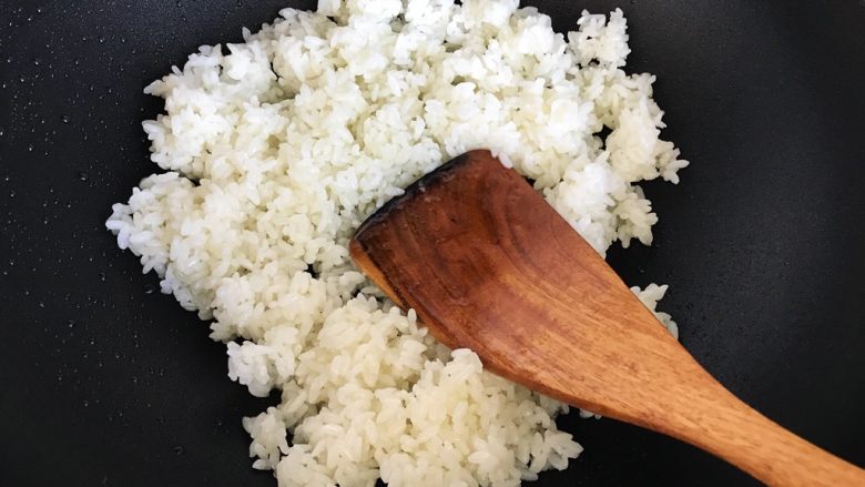 辣德鲜青瓜蛋炒饭,待锅内油七分热时,下米饭,翻炒均匀