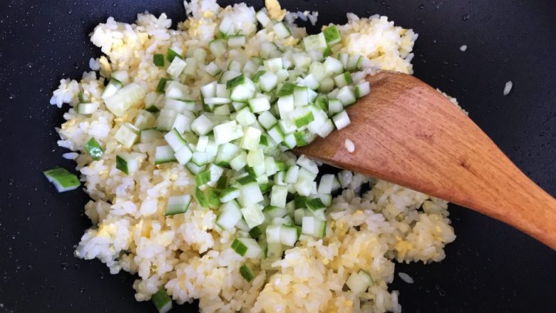 辣德鲜青瓜蛋炒饭,加入青瓜丁