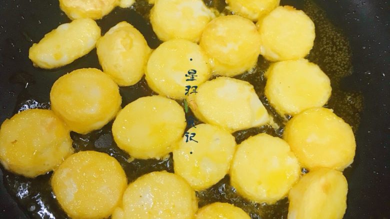 🌾金针菇烧日本豆腐,🍳平底锅放入少量油,油温7-8成热后,将裹好外衣的豆腐一片片放入,(此时不要不停地翻动,以免豆腐翻碎。)剪得两面金黄捞出沥干油备用。