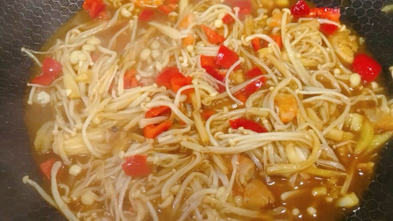 🌾金针菇烧日本豆腐,🍄锅中倒入少量油,将姜蒜和事先泡好的<a style='color:red;display:inline-block;' href='/shicai/ 8475'>干虾仁</a>(虾仁没有可不放)一同倒入爆香,再依次放入<a style='color:red;display:inline-block;' href='/shicai/ 86706'>红甜椒</a>与<a style='color:red;display:inline-block;' href='/shicai/ 234'>金针菇</a>,
接着倒入少许<a style='color:red;display:inline-block;' href='/shicai/ 718'>料酒</a>,适量的<a style='color:red;display:inline-block;' href='/shicai/ 762'>老抽</a>和<a style='color:red;display:inline-block;' href='/shicai/ 788'>生抽</a>调味,加入适量的水,煮2分钟左右……
再倒入日本豆腐继续煮4-5分钟,待豆腐入味收汁装盘(豆腐倒入之后尽量不要翻动)