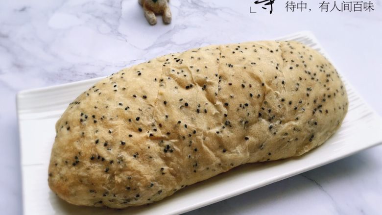 这是一款无需揉面零失败、菜鸟也能轻松驾驭的黑芝麻面包,烤箱190度预热,烤18分钟左右即可出炉