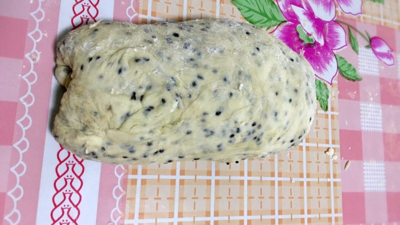 这是一款无需揉面零失败、菜鸟也能轻松驾驭的黑芝麻面包,擀成长方形,卷成长条状,表面轻轻划上两刀,