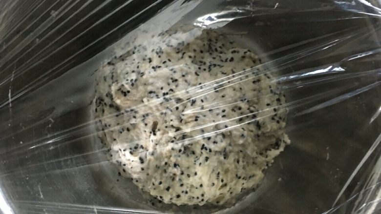 这是一款无需揉面零失败、菜鸟也能轻松驾驭的黑芝麻面包,盖上保鲜膜