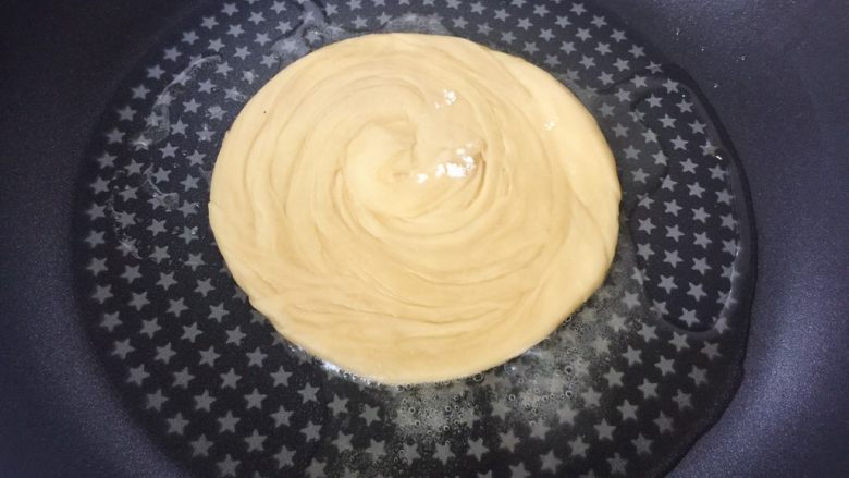 奶香盘丝饼,煎锅里放油,下饼胚
