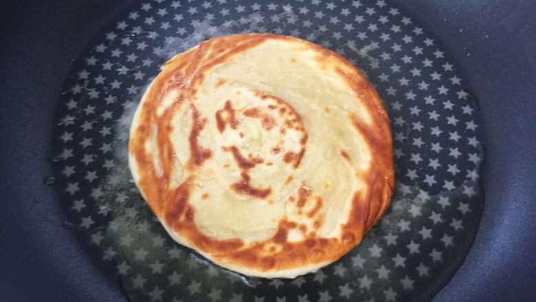 奶香盘丝饼,煎至金黄后翻面,二面都金黄了出锅