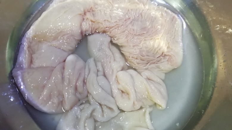 红烧蒜香大肠,用面粉将表面和内部翻过来清洗,把污秽和黏液洗净,(大肠翻过来如果内部有多余的东西都去掉)。最后用白醋洗一遍,有时间的话稍微浸泡一下。
