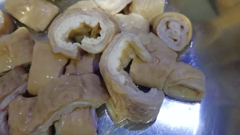 红烧蒜香大肠,这是焯水后,剪开后的大肠,到这一部,前期就材料就准备好了