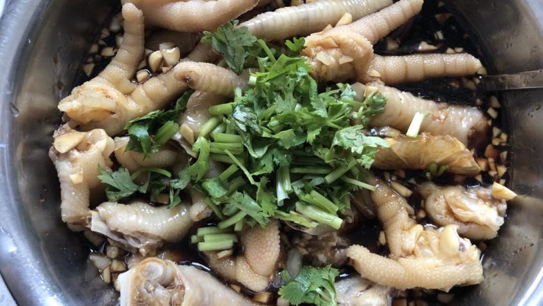 柠檬鸡爪,放入鸡爪,加香菜