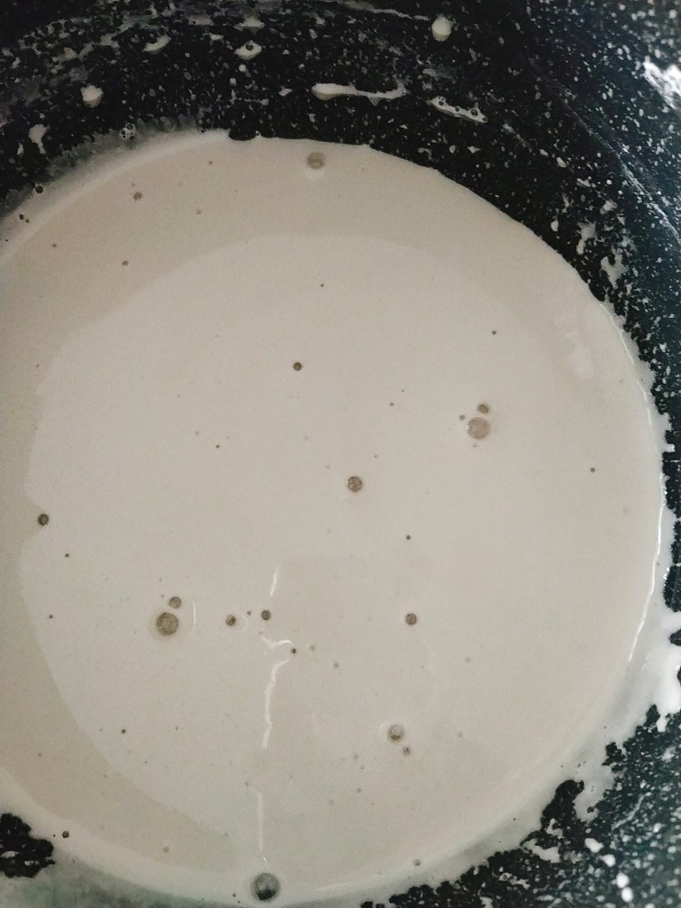 网红金沙咸蛋黄冰淇淋
安安原创,在牛乳里加入适量香草荚或者香草膏小火加热,边加热边搅拌,使其融合,煮至微微冒泡即可关火;