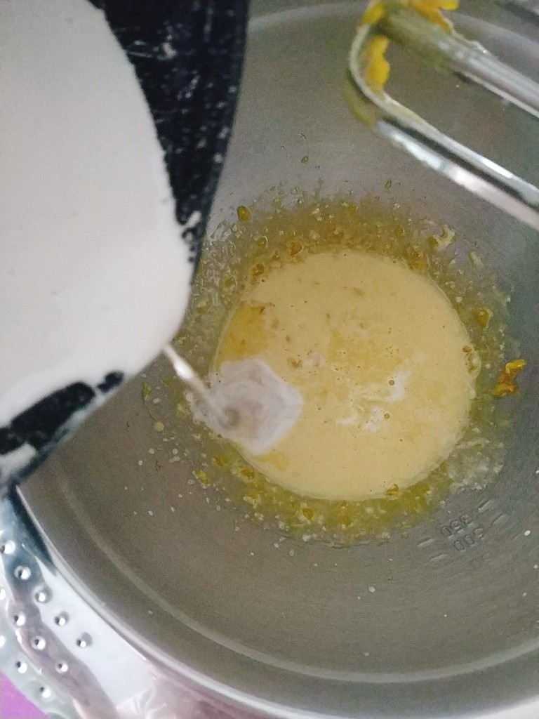 网红金沙咸蛋黄冰淇淋
安安原创,缓缓倒入温热的牛乳,不可以一次性全部倒里,会把鸡蛋黄直接烫成蛋花汤;