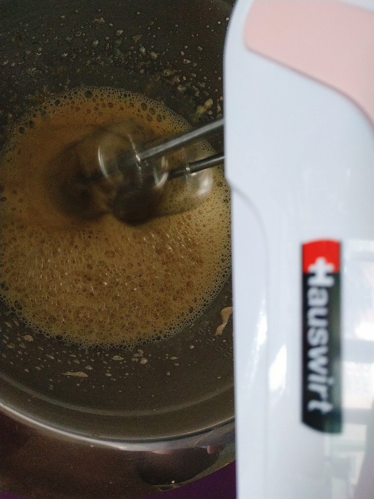 网红金沙咸蛋黄冰淇淋
安安原创,边倒入牛乳边低速混合蛋黄和牛乳;