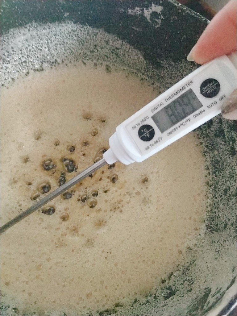 网红金沙咸蛋黄冰淇淋
安安原创,混合均匀的牛乳和蛋黄液倒回锅里小火加热,用探针温度计测量蛋奶温度,一边加热一边用手动打蛋抽搅拌,防止黏锅,蛋奶液到82度即可关火,备用;