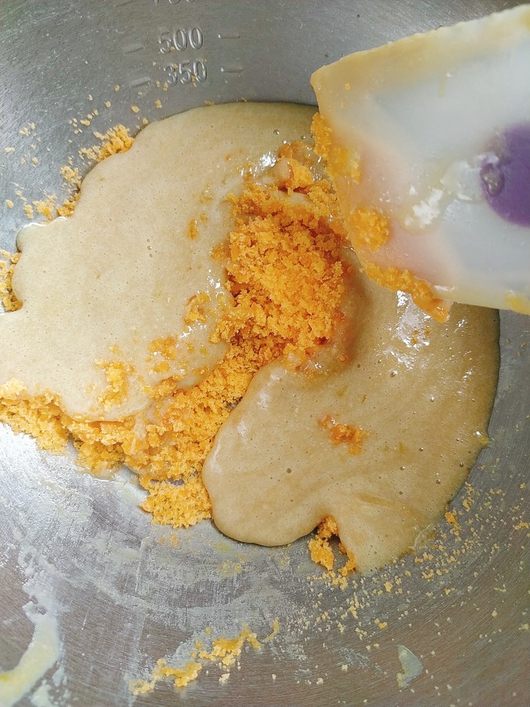 网红金沙咸蛋黄冰淇淋
安安原创,蛋奶液和咸蛋黄碎加入朗姆酒混合均匀,备用,当然有的人酒精过敏不能吃,可以把朗姆酒去掉,朗姆酒是增添风味的;