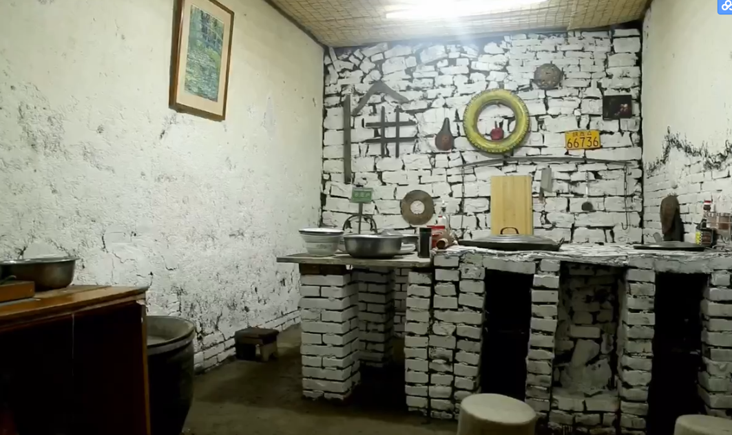 《野居青年》在深山老林自己动手建一个厨房是怎样的体验