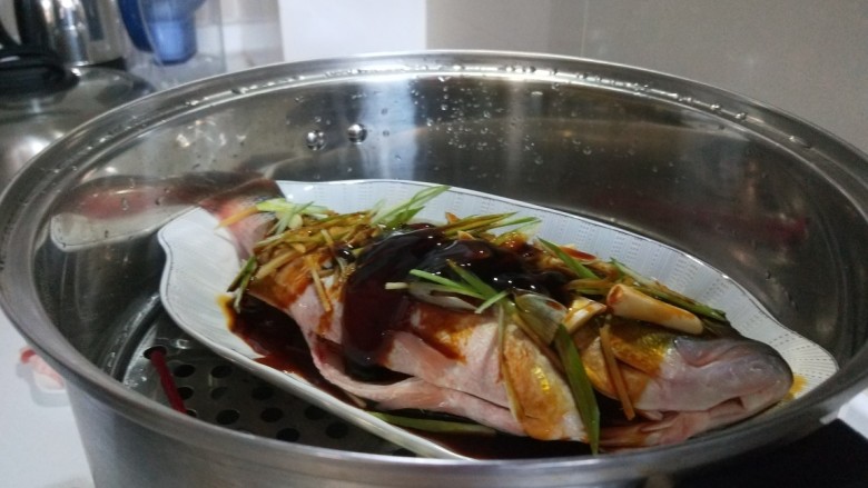 新文美食 耗油蒸鲈鱼,倒入适量耗油。