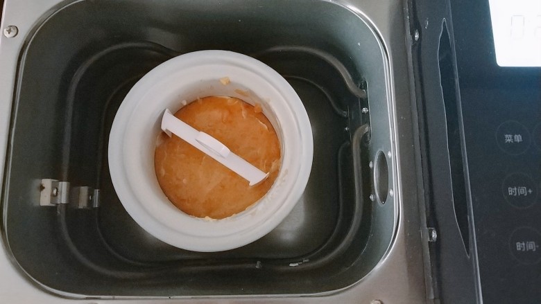 网红金沙咸蛋黄冰淇淋
安安原创,把冰淇淋桶放入面包机里,按好,把所有材料倒入冰淇淋桶里,启动面包机iMix键;