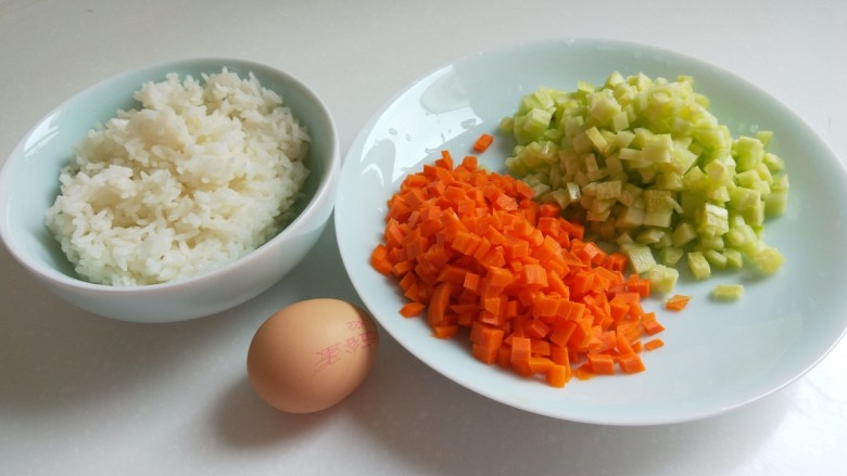 新文美食  香肠耗油炒饭,食材准备好备用。