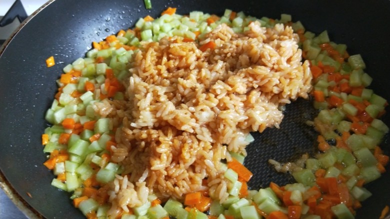 新文美食 香肠耗油炒饭,倒入米饭。