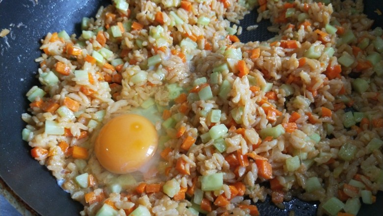 新文美食 香肠耗油炒饭,在加入一个鸡蛋。