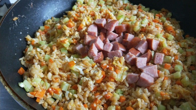 新文美食 香肠耗油炒饭,在倒入<a style='color:red;display:inline-block;' href='/shicai/ 425'>香肠</a>丁。