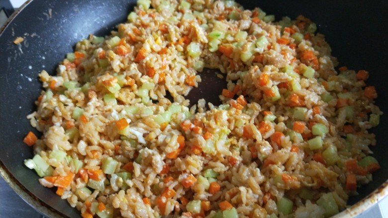 新文美食 香肠耗油炒饭,炒均匀,鸡蛋完全容入米饭里。