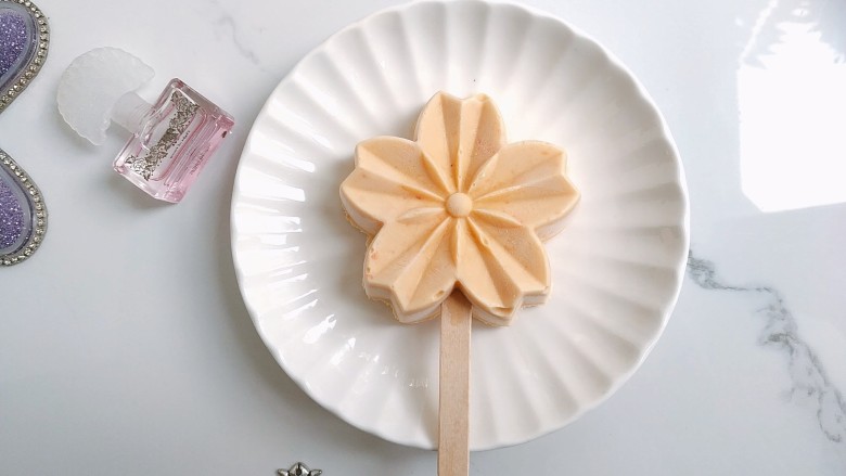 网红金沙咸蛋黄冰淇淋
安安原创,要吃之前从冷冻取出,把硅胶雪糕模具扒掉,开吃;
