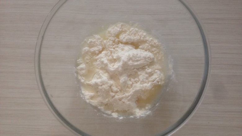 椰蓉开口酥,将水油皮的所有材料放入盆里
