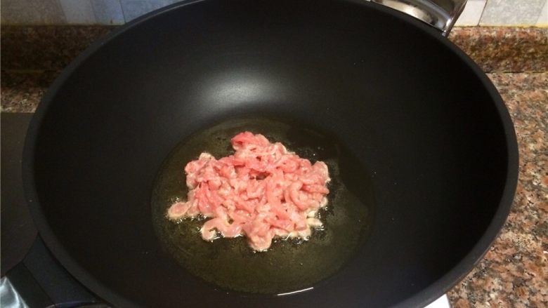 双色空心菜茎炒肉,放入肉丝快速翻炒变色断生。