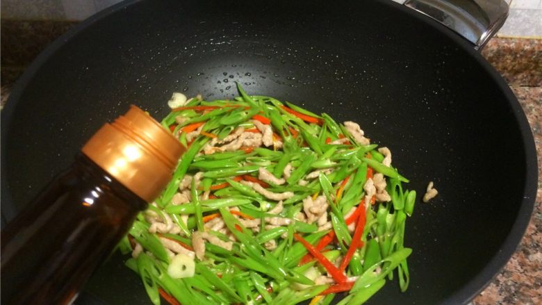 双色空心菜茎炒肉,倒入适量<a style='color:red;display:inline-block;' href='/shicai/ 788'>生抽</a>翻炒10秒即可关火。