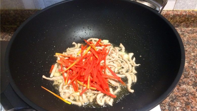双色空心菜茎炒肉,放入胡萝卜丝翻炒10秒。