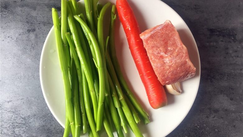 双色空心菜茎炒肉,准备材料如图。